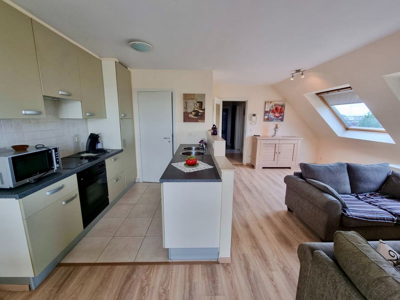 Gezellig appartement met 2 slaapkamers en garage! foto 3