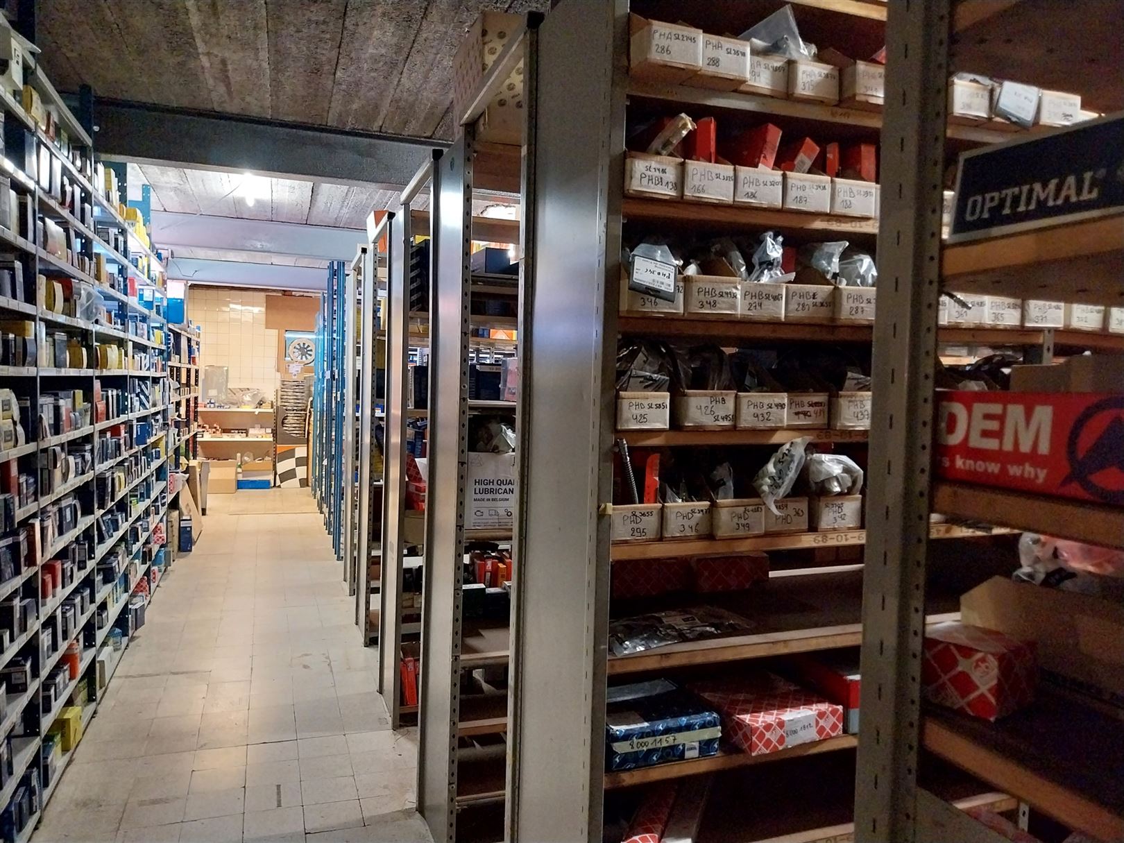 TE HUUR: Handelspand met ruim magazijn op gunstige locatie in Heusden!  foto 10
