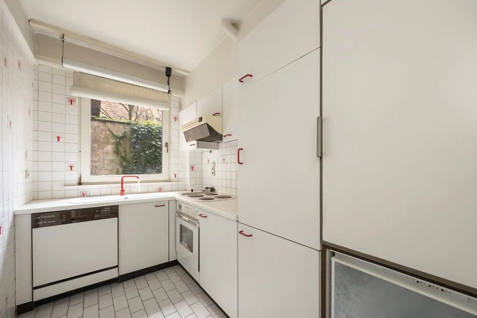 Te renoveren gelijkvloers kantoor/praktijk met tuin op toplocatie in Antwerpen

 foto 4