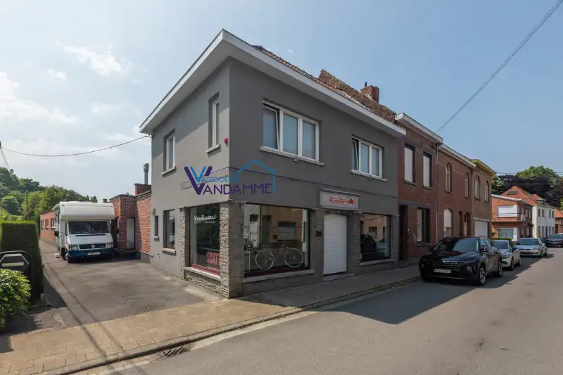 Handelspand (winkel) met woonst en magazijntje van +/- 130m². foto {{pictureIndex}}