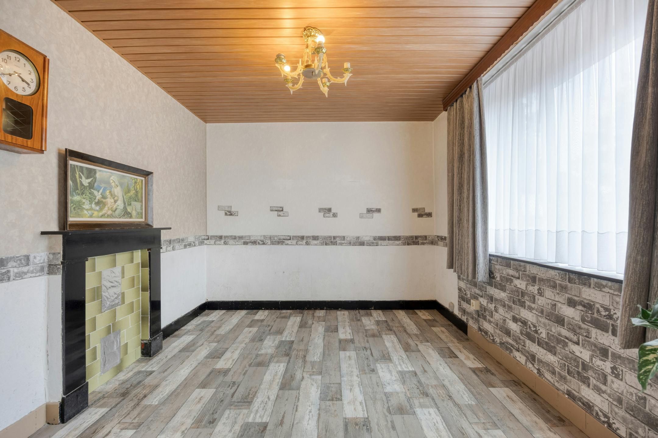 Te renoveren woning met zonnige tuin in Genk foto 3