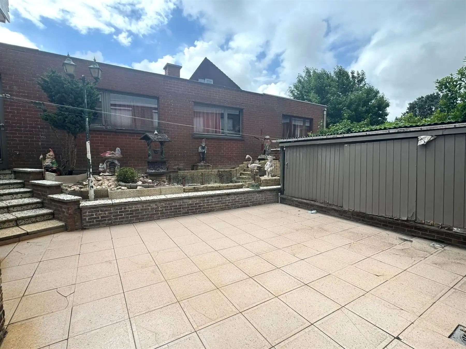 Ruime woning met drie slaapkamers en grote garage foto 9