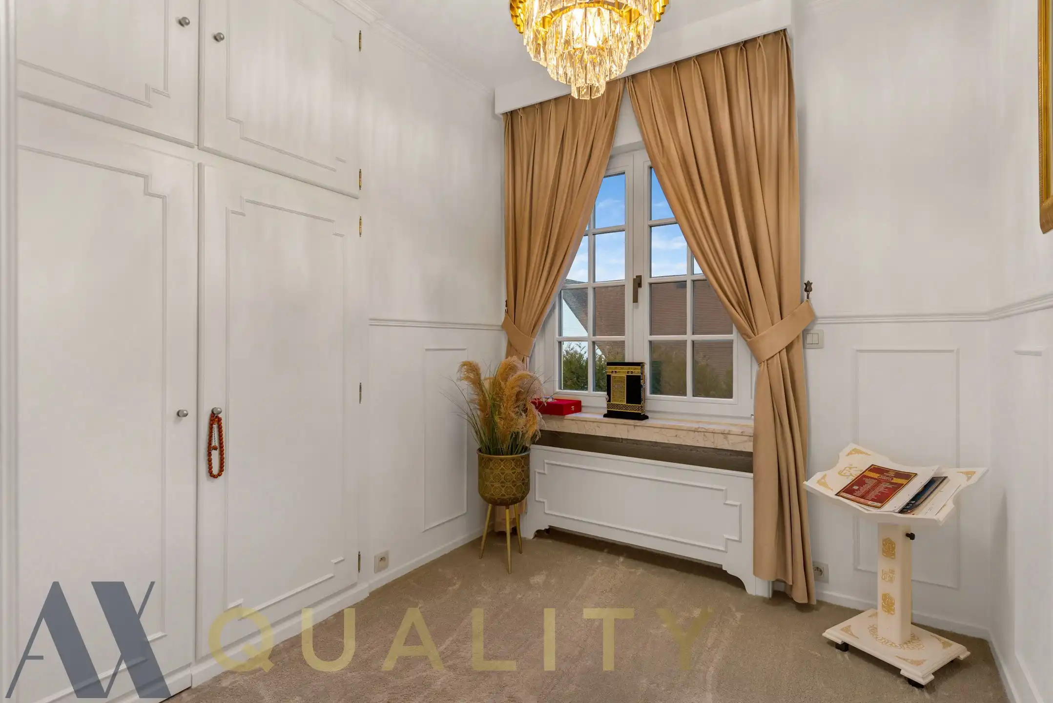 Unieke volledig gerenoveerde Villa met 5 slaapkamers, 2 badkamers, garage, groot terras, ruime tuin, zwembad, fitnessruimte en oprit op een terrein van 16 are 80 ca foto 22