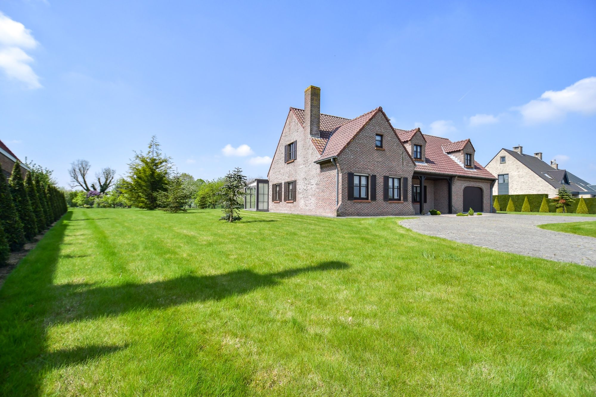 Hoofdfoto van de publicatie: RUIME CHARMANTE VILLA met GROTE TUIN op 2222m² en woonopp. van 276m².