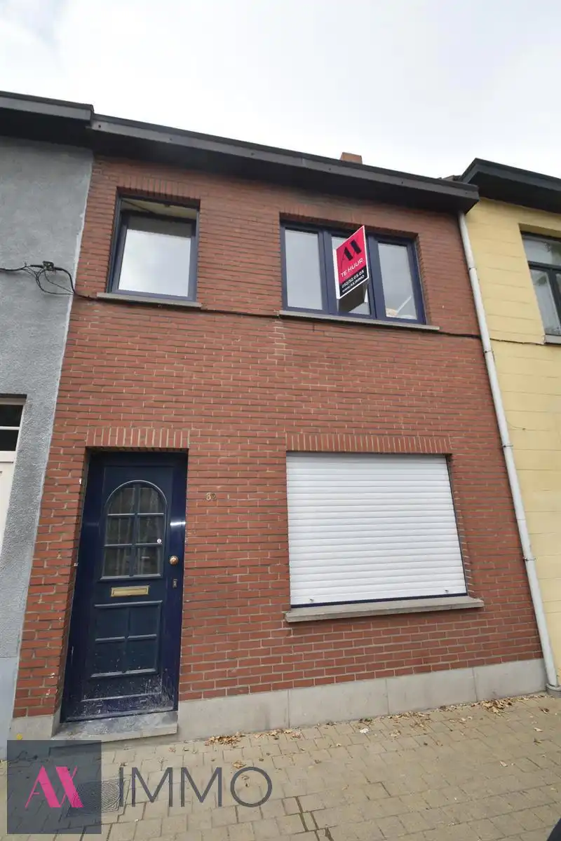 Gerenoveerde instapklare starterswoning met 2 slaapkamers en koertje nabij station Dendermonde, onmiddellijk beschikbaar. foto {{pictureIndex}}