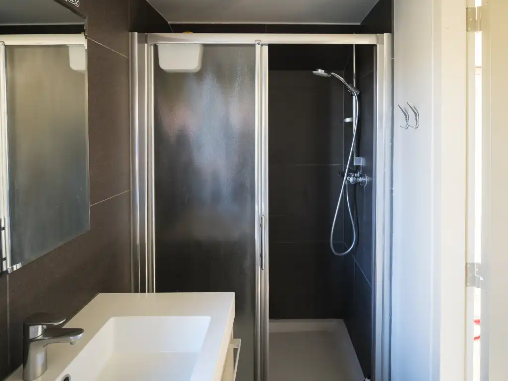 Karaktervolle hoeve met 5 slaapkamers en 4 badkamers, discreet gelegen op de tweede bouwlijn in een groene omgeving. foto 27