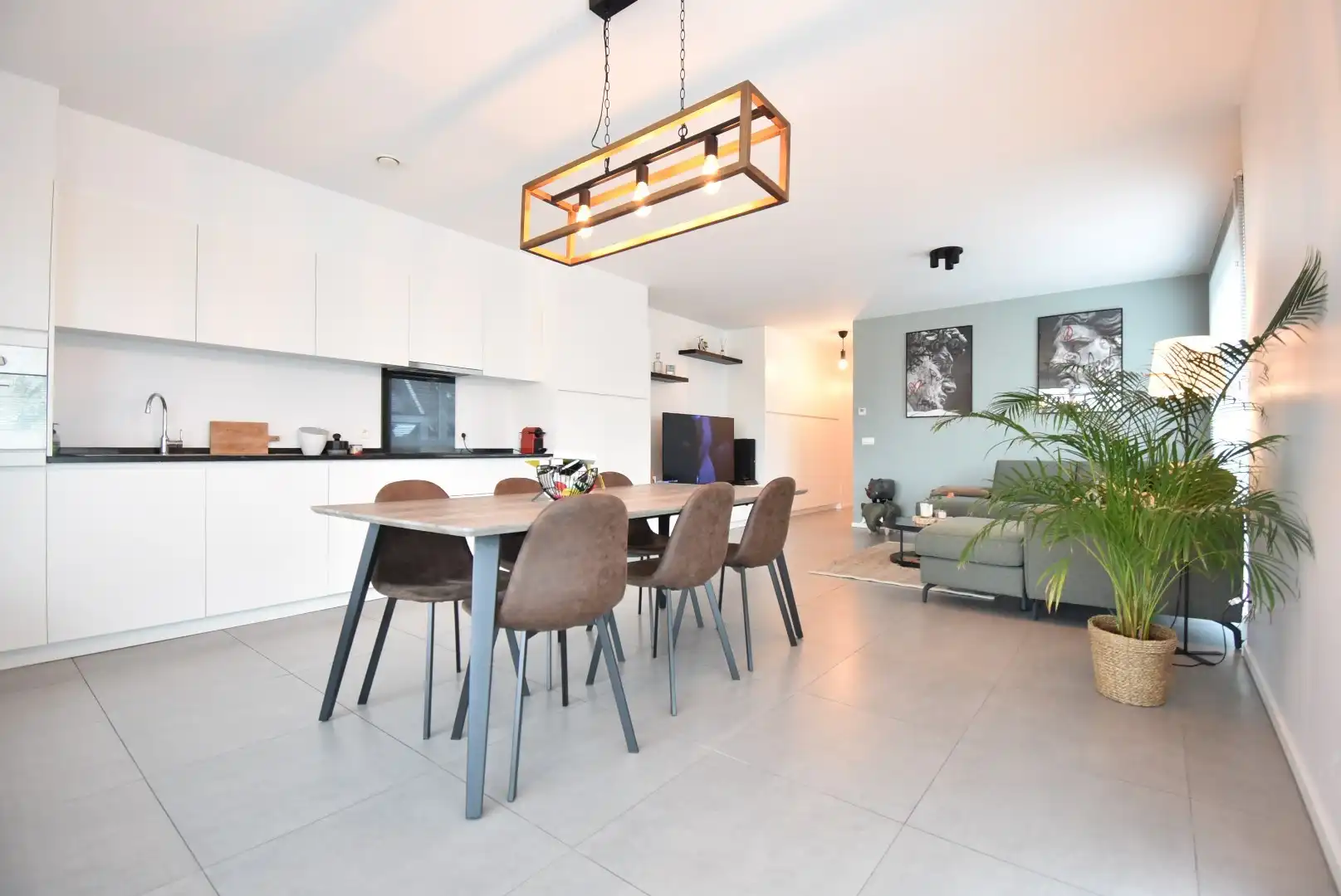 Knap en zeer degelijk afgewerkt twee-slaapkamer appartement met terras in hartje Hoeselt foto 3
