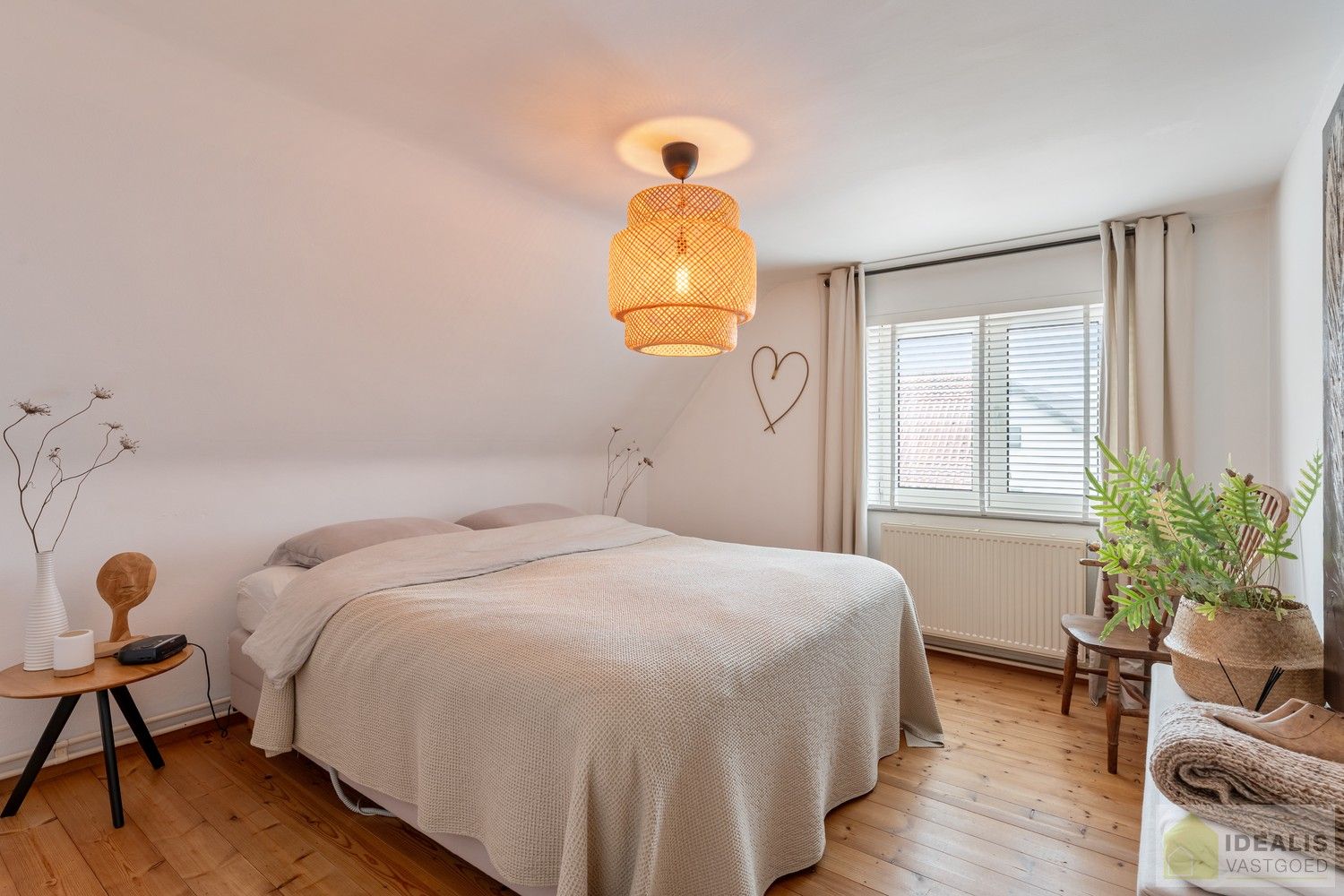 IDEALIS VASTGOED – Prachtige, stijlvolle woning met een aangename 123m² als bewoonbare oppervlakte. De woning omvat een lichtrijke ruime woonkamer voorzien van een pellet kachel en met een prachtige parketvloer dewelke overgaat in de keuken en 3 slaapkamers op een ruim en prachtig aangelegd perceel van 7a 42ca. Dit alles gelegen in een heerlijk rustige straat, op enkele minuten zowel van de centra van Pelt als Achel, doch ook op een steenworp van de Nederlandse grens, dichtbij Valkenswaard en Eindhoven. foto 23