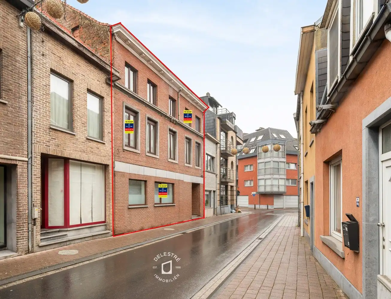 Kwalitatief verhuurde investeringseigendom 5 APP. EN 5 GARAGES in het centrum van Ninove foto {{pictureIndex}}