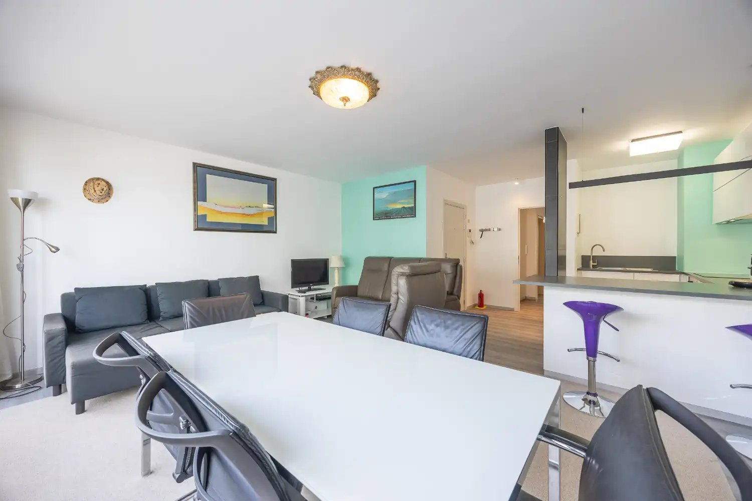 Instapklaar 2 slaapkamer-appartement met zijdelings zeezicht foto 2