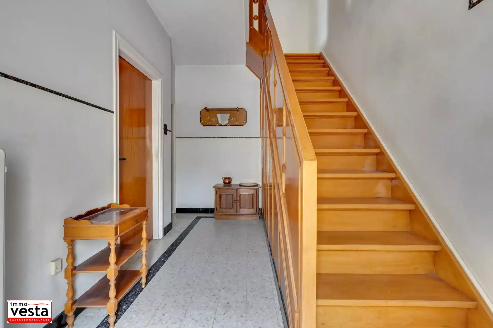 Ruime, centraal gelegen woning met renovatiepotentieel foto 13