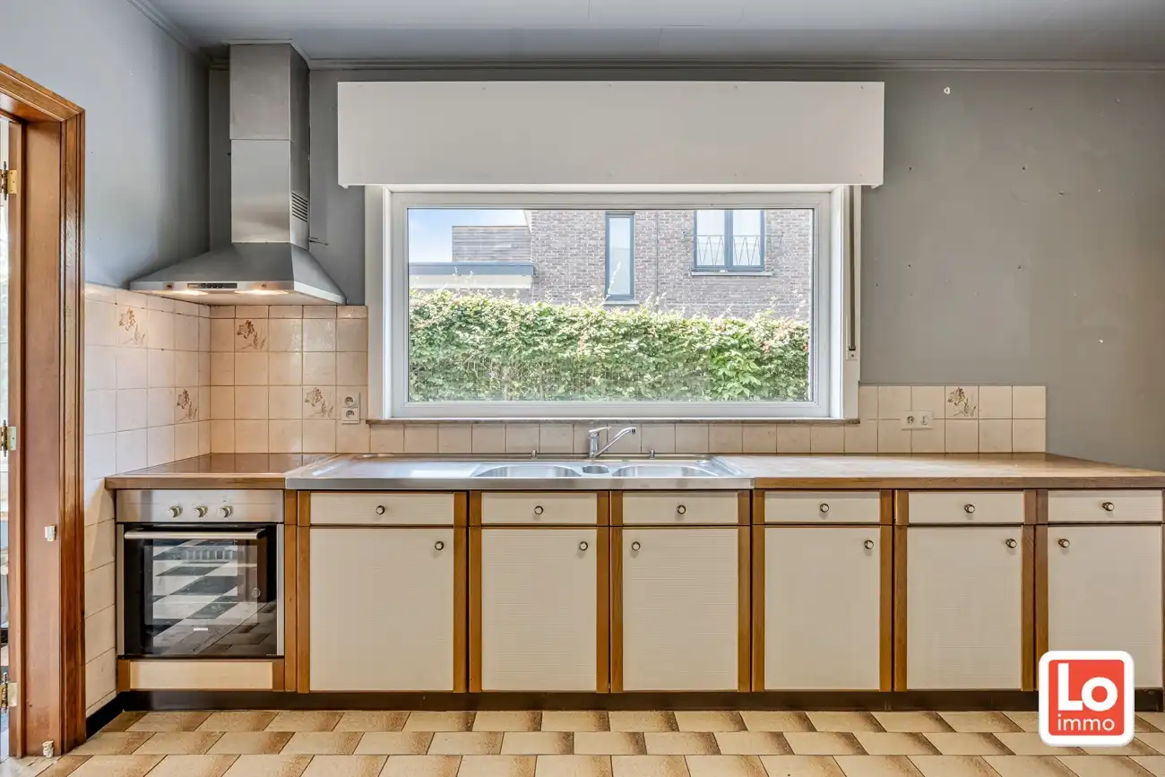 Volledig te renoveren open woning met ruime afzonderlijke garage en tuin op een toplocatie nabij Oude Bareel in Sint-Amandsberg/Oostakker! foto 9