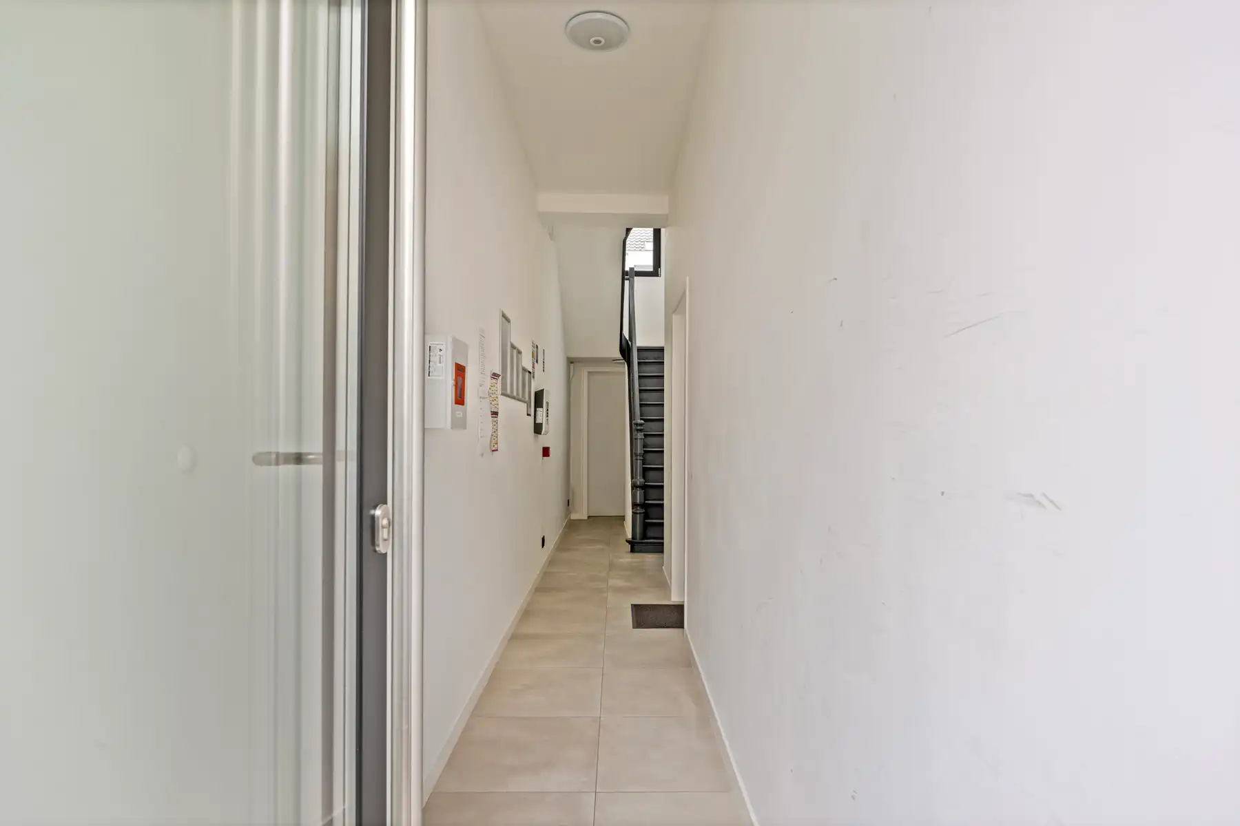 Bemeubelde studio met privatief terras. foto 10