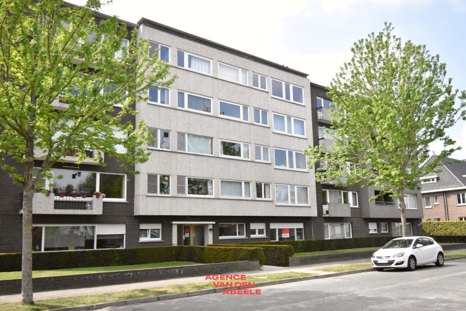 Gelijkvloersappartement in een rustige buurt foto {{pictureIndex}}