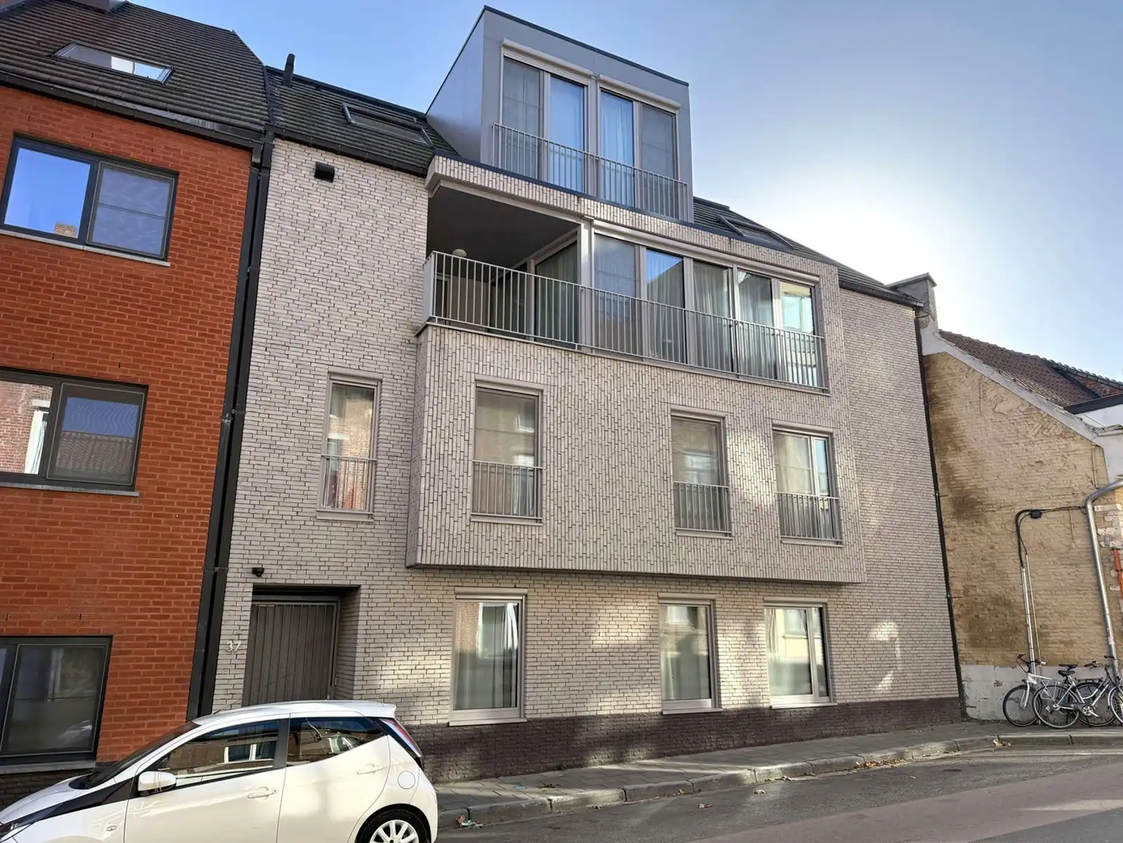 Nieuwbouwappartement 3 kamers, terras en autostaanplaats foto {{pictureIndex}}