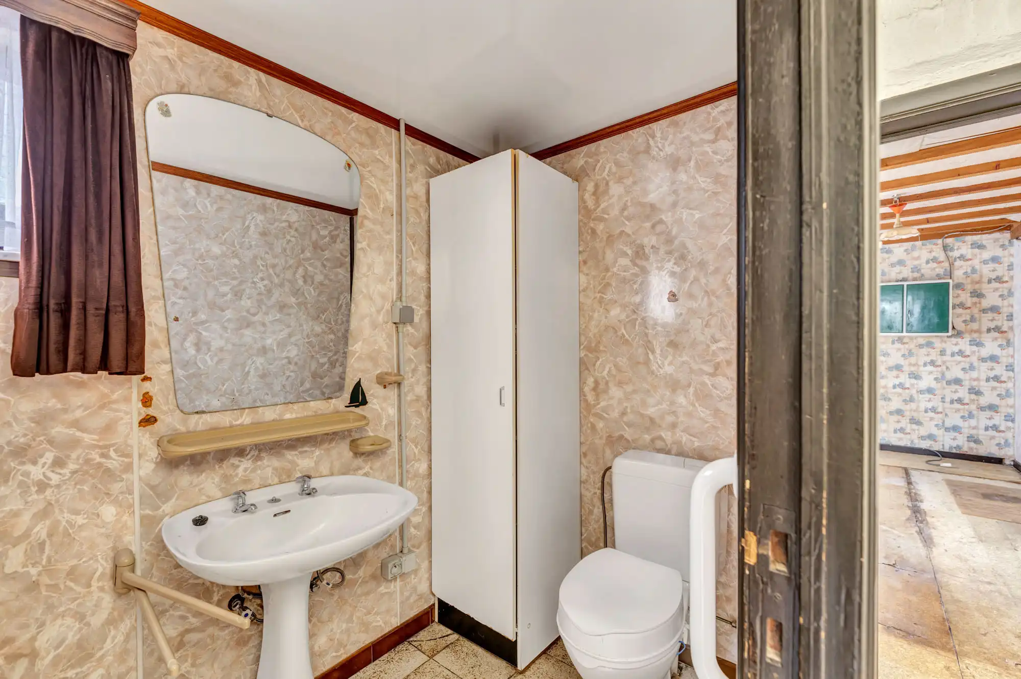 Ruime woning met veel potentieel en grote garage (80m²) foto 9