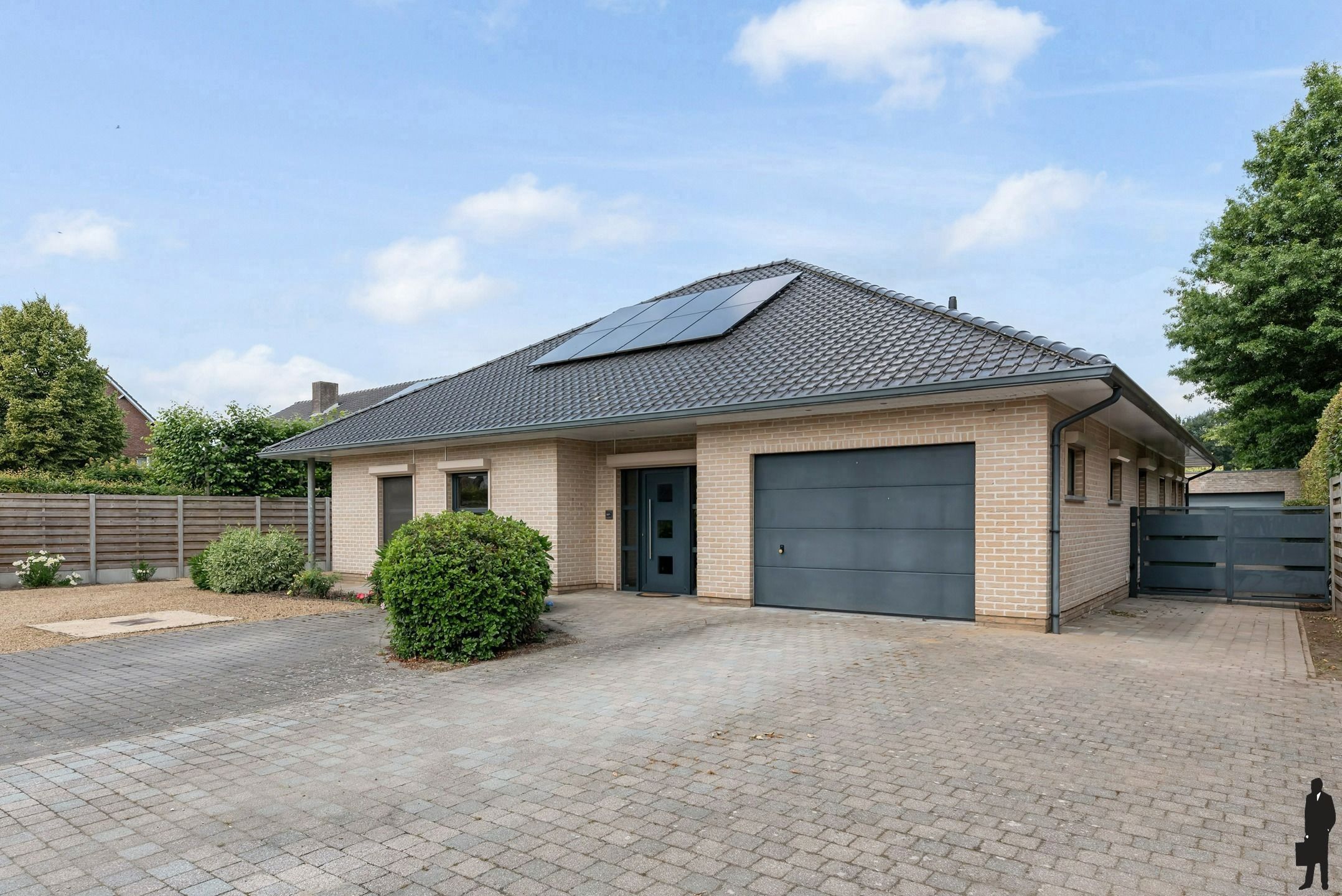 Woning met 4 slpk, inpandige garage en werkhuis in Kasterlee foto {{pictureIndex}}
