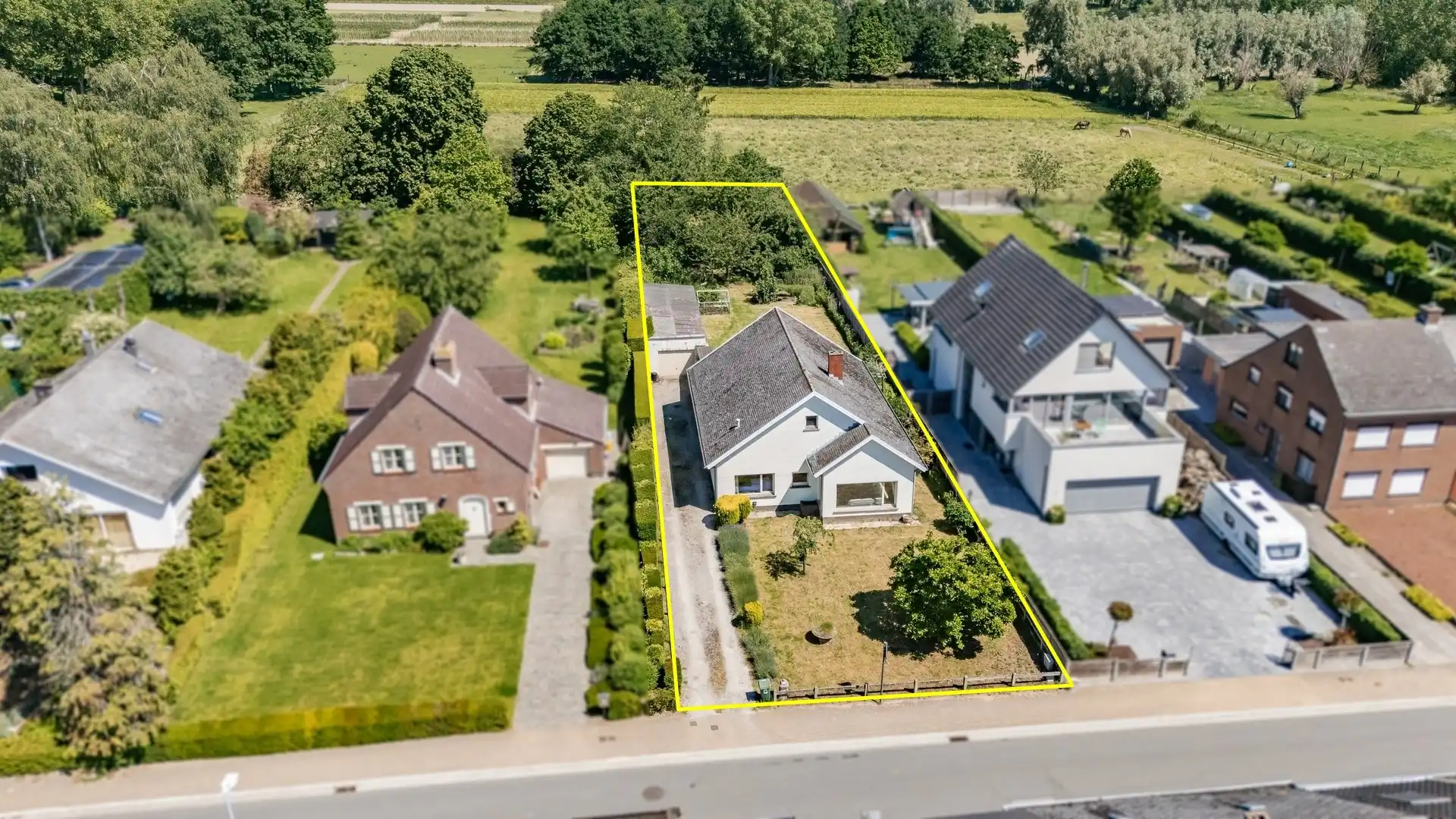 Hoofdfoto van de publicatie: Interessante te renoveren bungalow in Massemen met groenzichten 