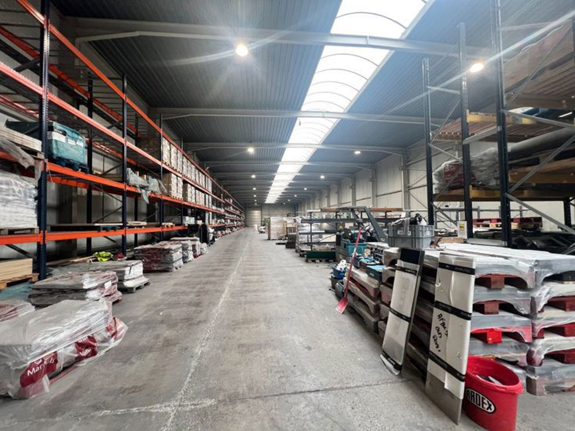 Magazijnen van 5.299 m² en 7.500 m² met verhard terrein foto 6