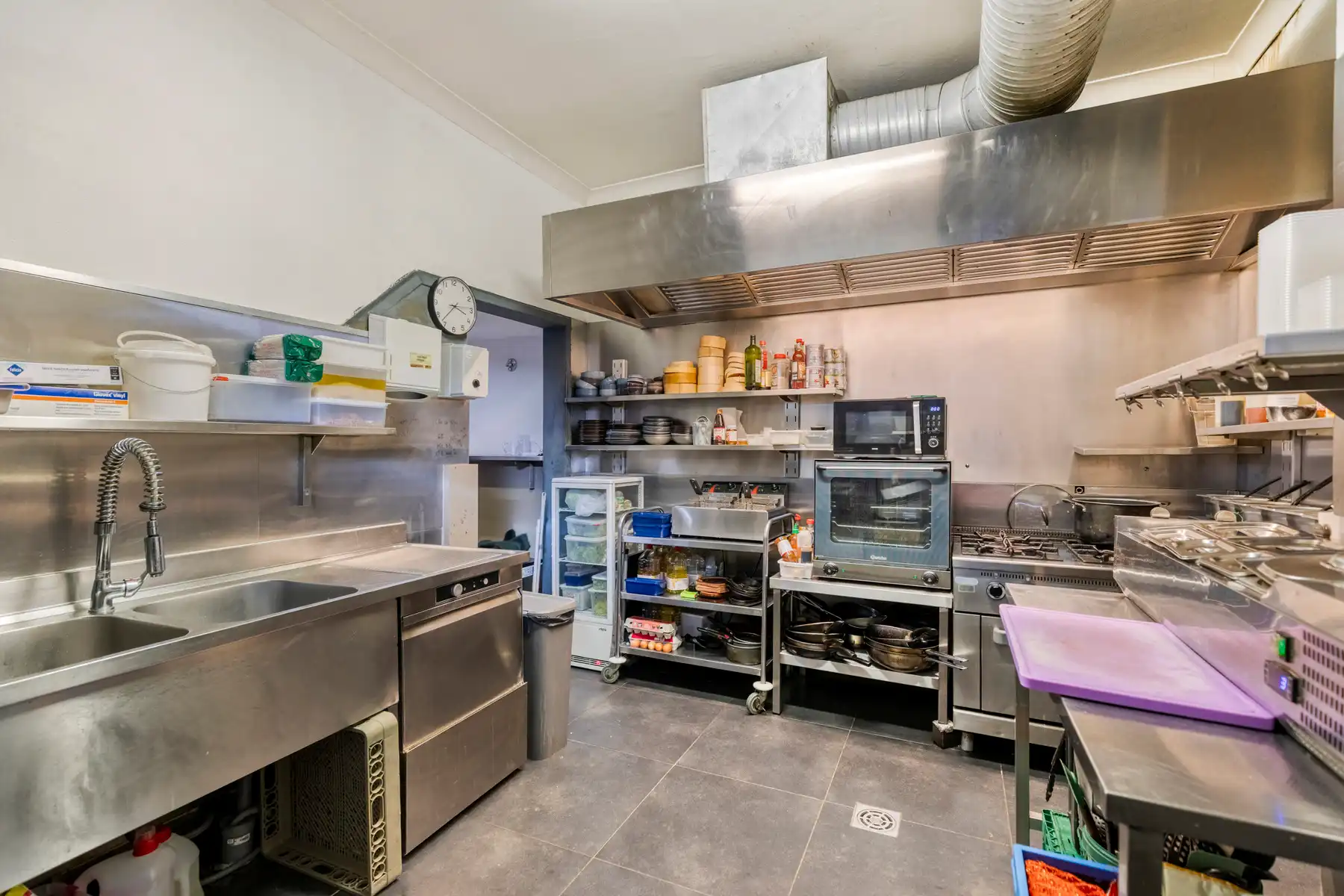 Handelsgelijkvloers met bovenliggende woonst! foto 13