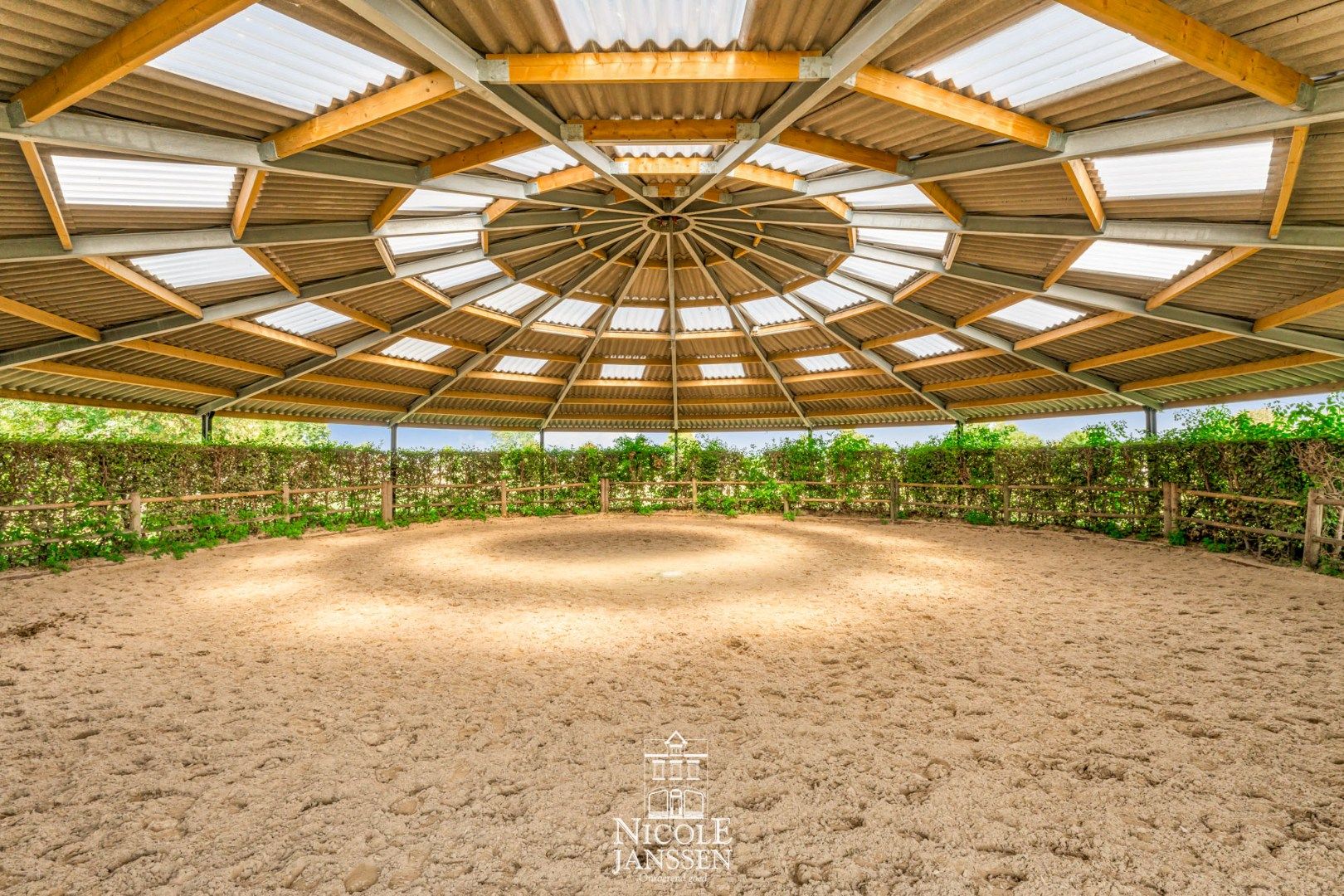 Moderne riante woning met paardenstallen en uitgestrekte weiden foto 30