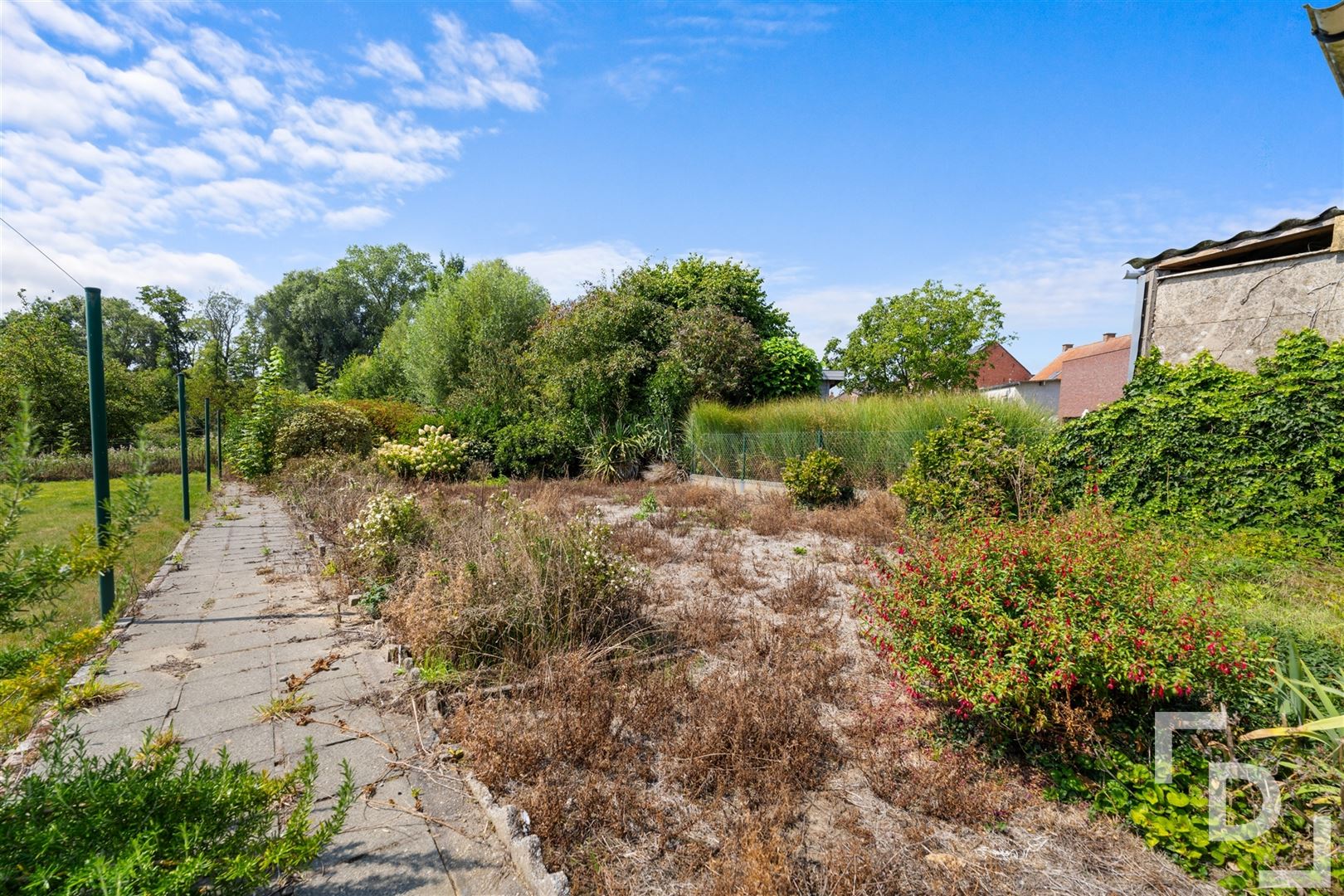 Ruime te renoveren woning te koop in Geluveld. foto 35