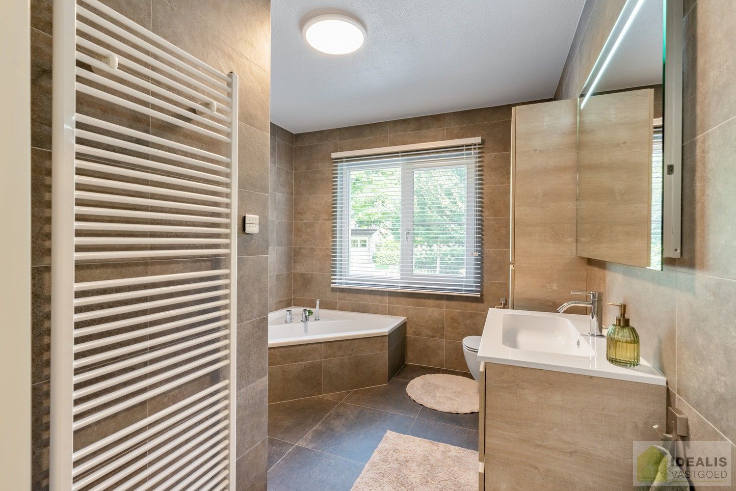 PRACHTIGE VILLA MET SCHITTERENDE ROYALE LEEFRUIMTES, UITGERUSTE KEUKEN, 2 BADKAMERS, 3 SLAAPKAMERS, CARPORT VOOR 2 WAGENS EN KNAP AANGELEGDE TUIN. DEZE KNAPPE VILLA OP EEN RESIDENTIELE LOCATIE BESCHIKT OP DE GELIJKVLOERSE VERDIEPING OVER EEN ROYALE INKOMHAL, RUIME LEEFRUIMTE MET AANSLUITEND EETKAMER EN PRAKTISCH UITGERUSTE LEEFKEUKEN MET EEN BIJKEUKEN/WASPLAATS MET TOEGANG TOT TERRAS, BADKAMER EN 2 SLAAPKAMERS; OP DE VERDIEPING BESCHIKT DE WONING OVER EEN PRACHTIGE MASTERBEDROOM MET AANSLUITEND EEN LUXUEUZE BADKAMER. EEN ‘MUST SEE’ VOOR KOPERS OP ZOEK IN HET MOOIE SEGMENT! foto 15