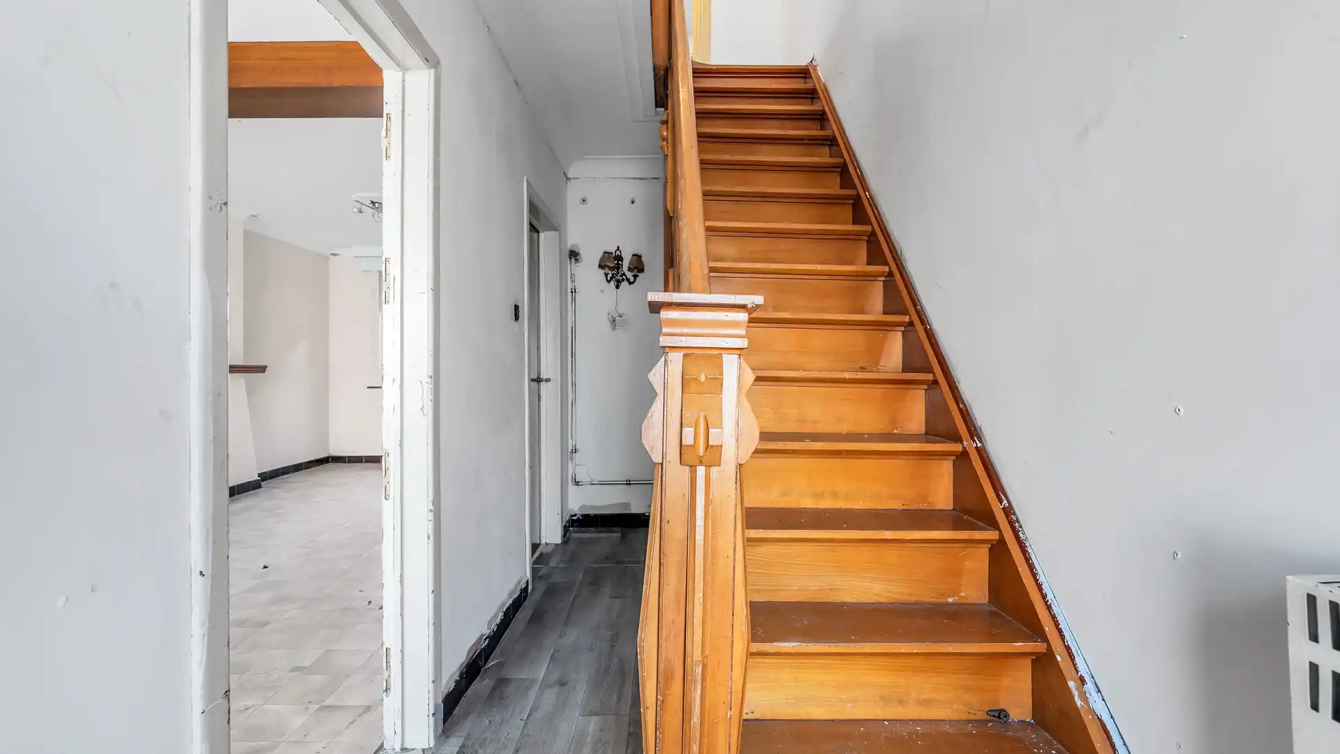 TE RENOVEREN WONING MET VEEL MOGELIJKHEDEN OP GUNSTIGE LOCATIE! foto 3