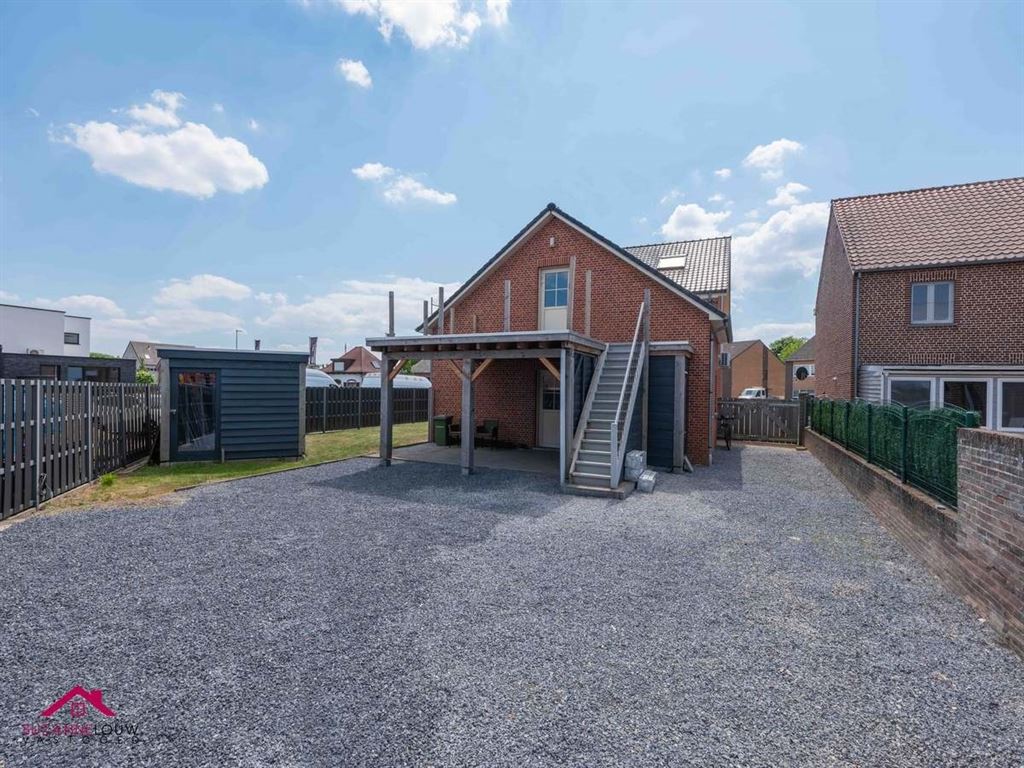 Gerenoveerde verrassend ruime vrijstaande woning foto 3