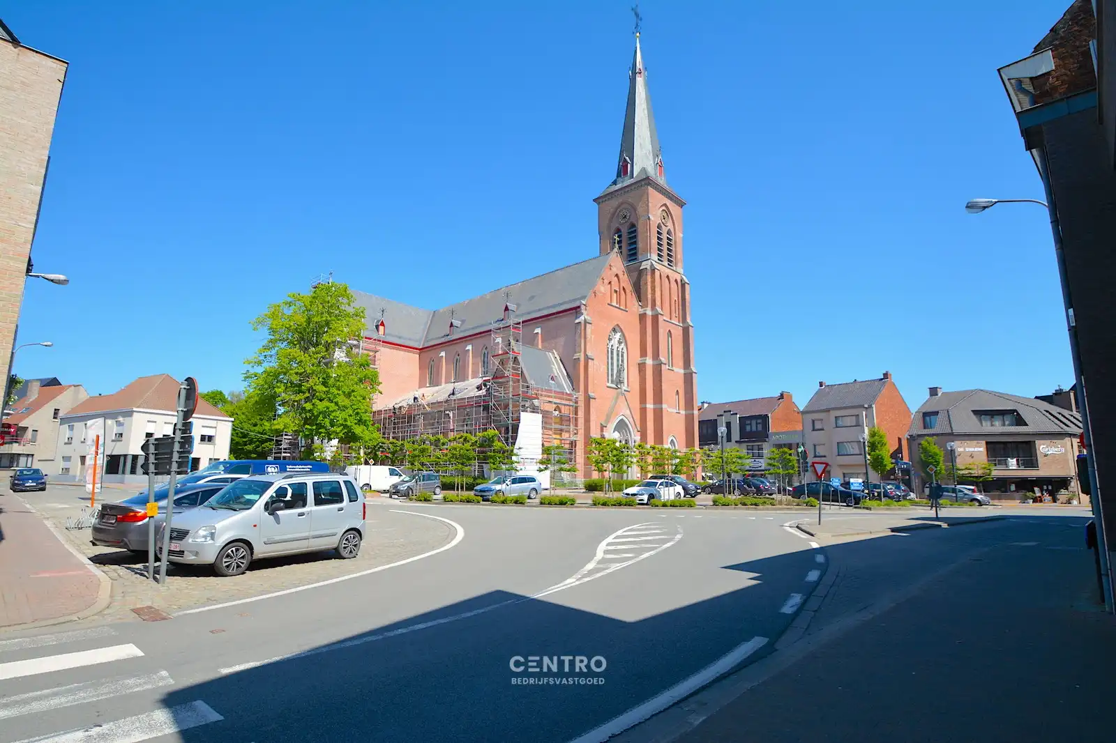 VOLLEDIG VERNIEUWDE en instapklare KANTOORRUIMTE op gelijkvloers (± 55m²)  met UITSTRALING op de markt van Knesselare! Ruime parkeergelegenheid langs de openbare weg. foto 8