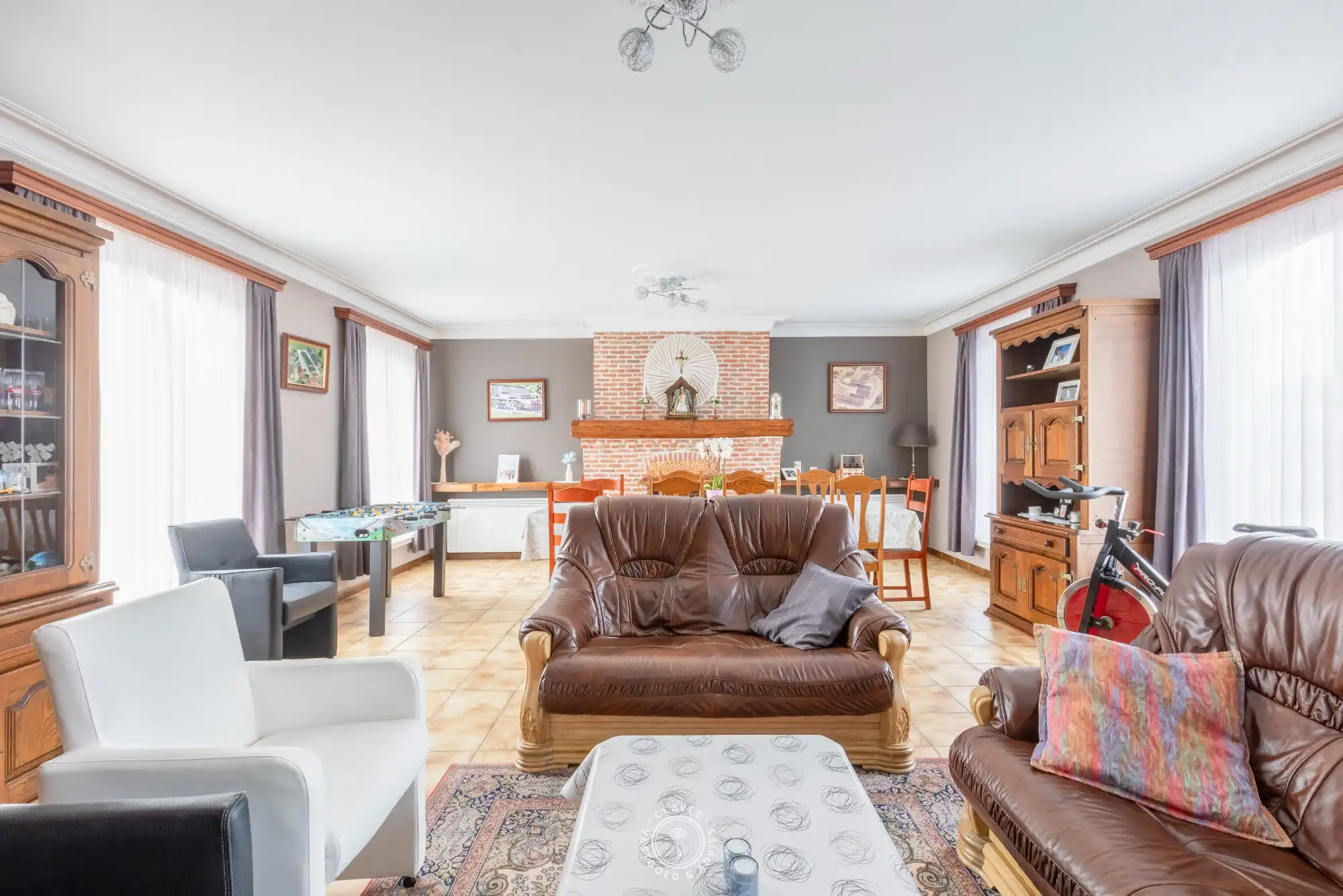 Charmante en ruime woning met 4 slaapkamers en 3 garages foto 9