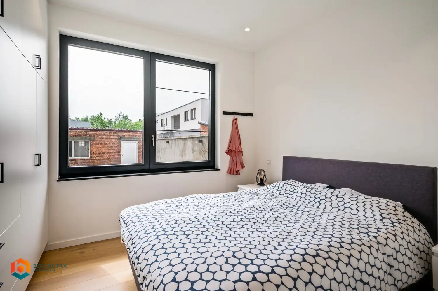 Appartementsgebouw met 2 app + grote parking foto 8