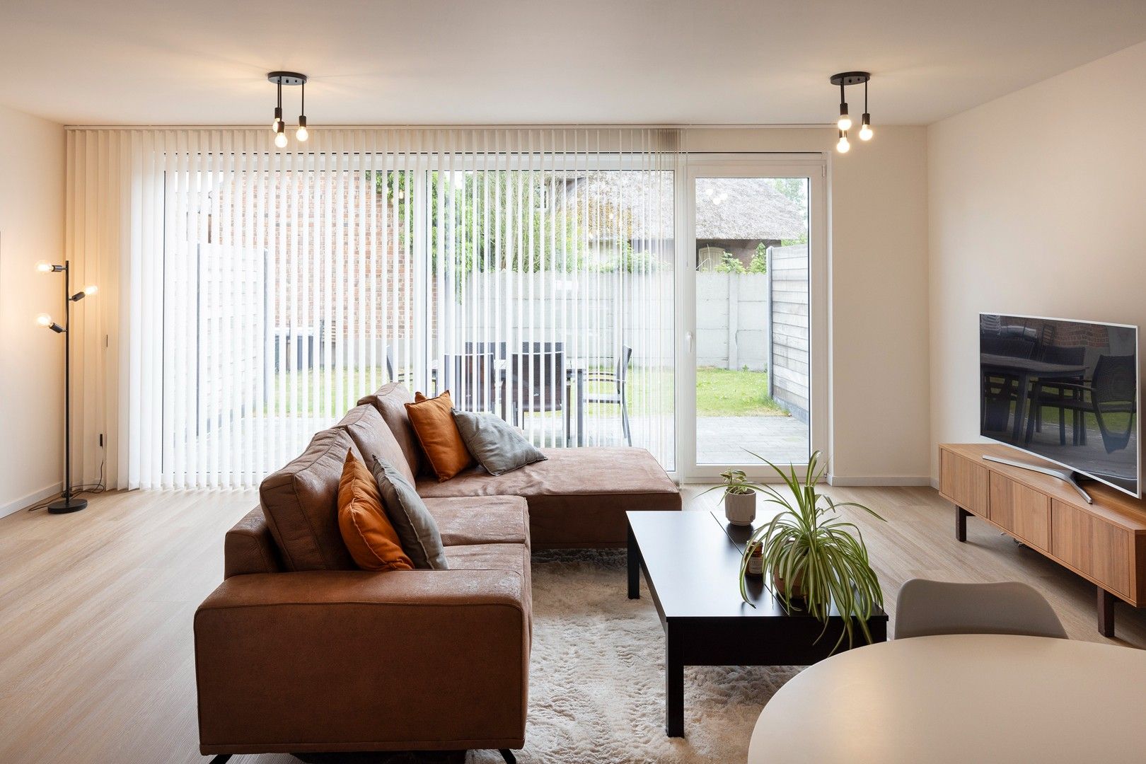 Zeer recente woning met 4 slaapkamers, tuin en garage. foto 5