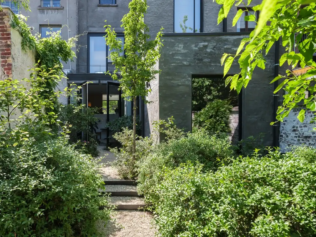 Klassevolle herenwoning met interieur van Peter Ivens & Bea Mombaers, volwassen stadstuin, inpandige garage en uitzonderlijk zicht op de Visserij. foto 14