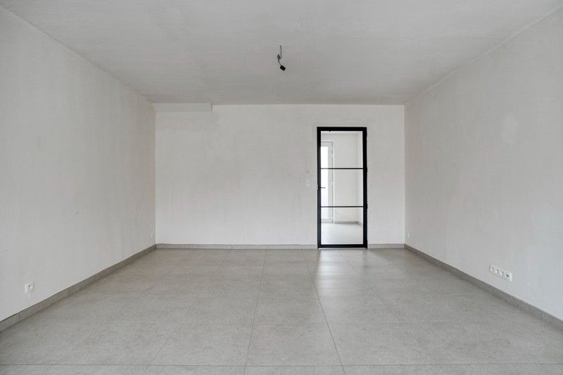 Prachtige, verrassend ruime nieuwbouwwoning met 3 slaapkamers én inpandige garage te koop in Dentergem! foto 4