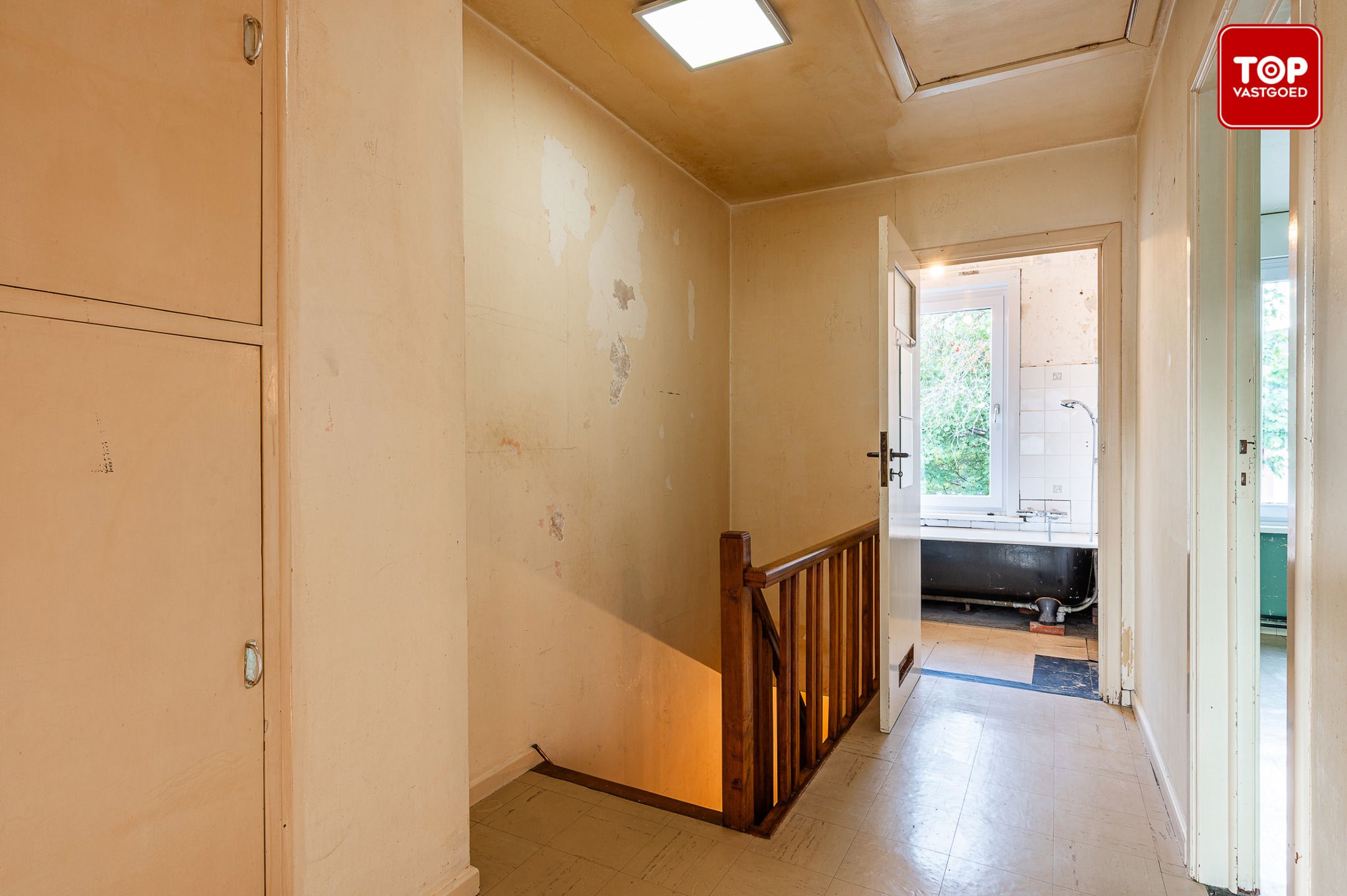 Te renoveren half open woning met tuin en garage. foto 18