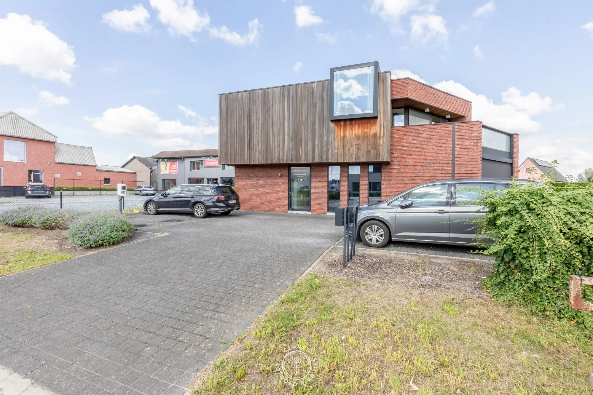 Modern kantoorgebouw met verhuurd appartement op uitstekende zichtlocatie in Belsele foto 3