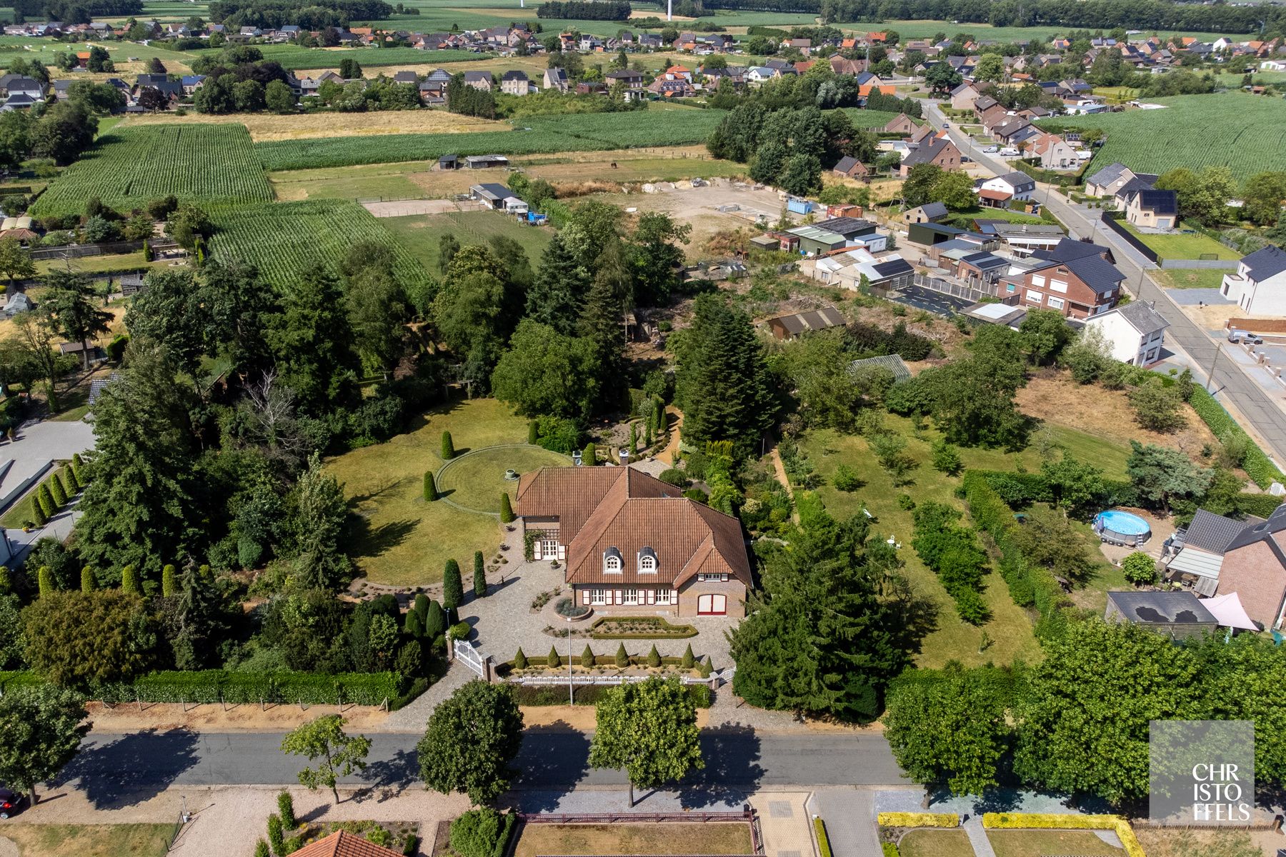 Riante en verzorgde villa van 694m2 op 1ha 00a 18ca! foto 5