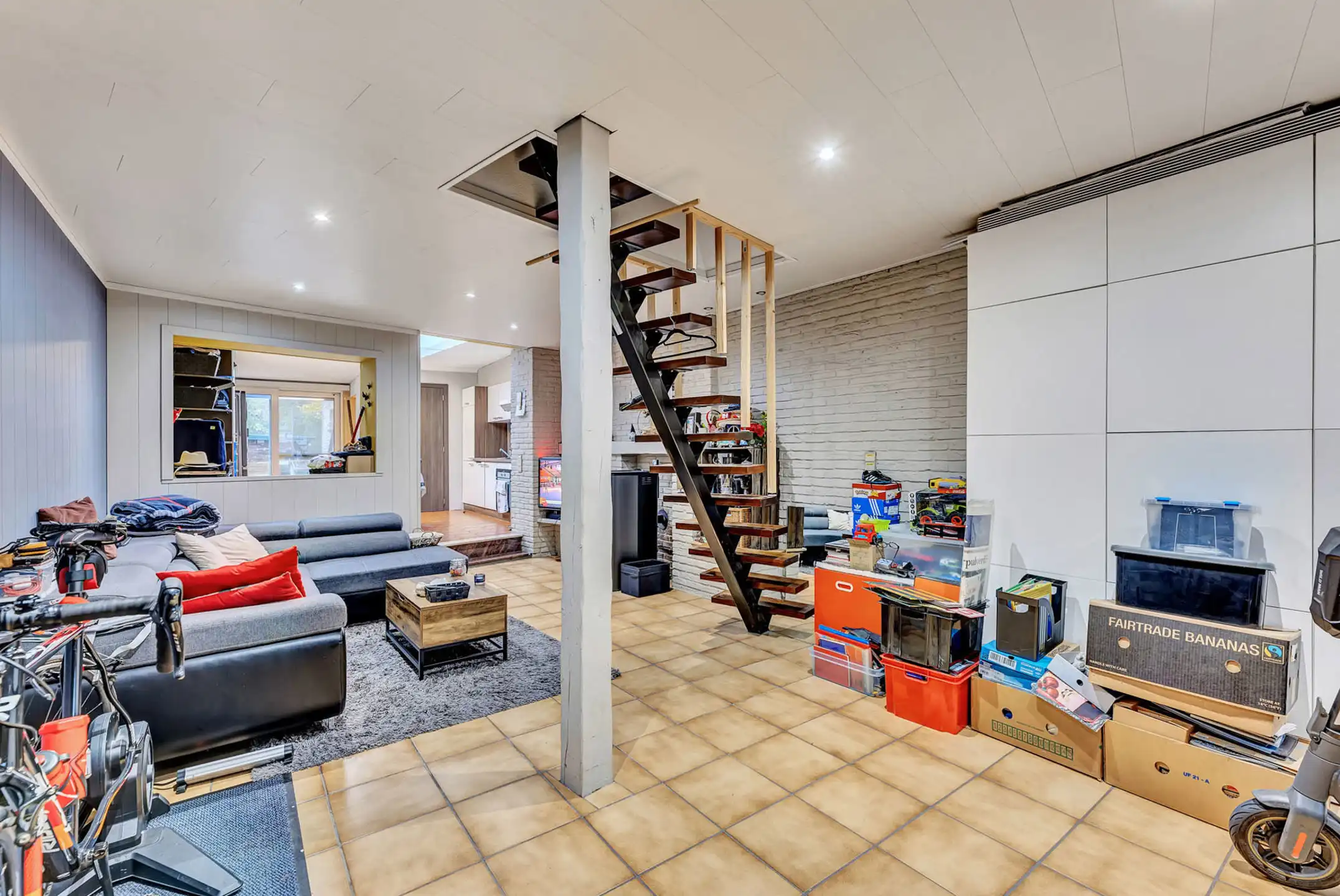 Gesloten bebouwing met 4 slaapkamers en tuin foto 2