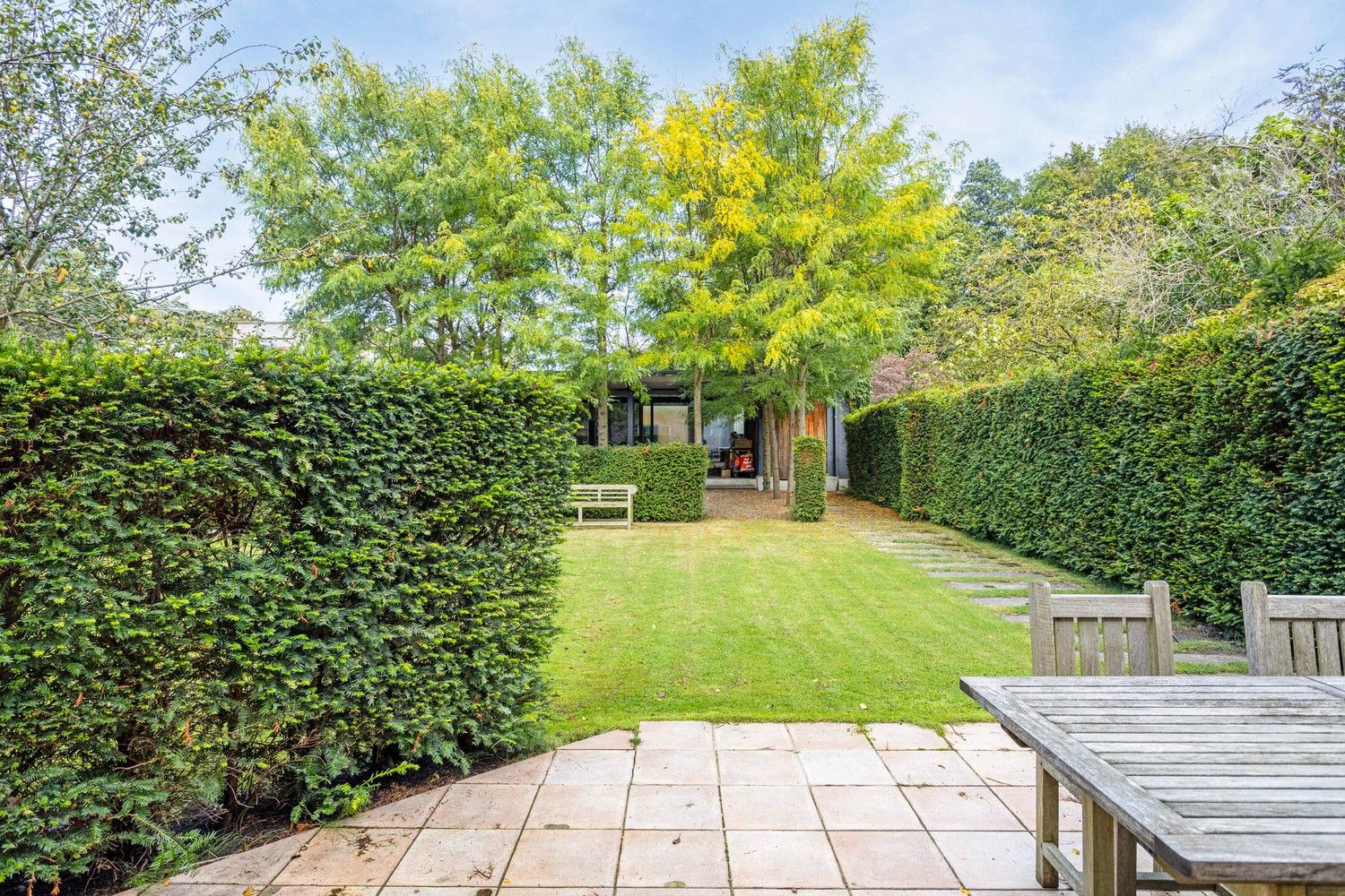 Ruime instapklare gezinswoning met leuke privatieve tuin te Mortsel foto 2