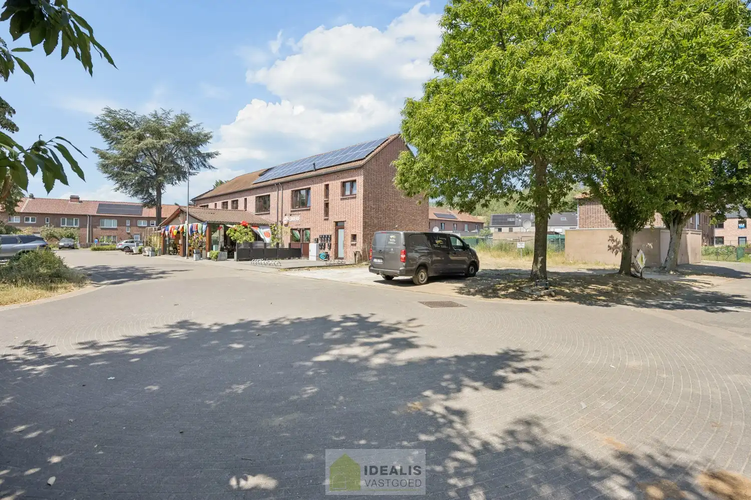 IDEALIS VASTGOED – PROJECTGROND VOOR DE REALISATIE VAN EEN GELIJKVLOERS 1 SLPK APPARTEMENT VAN + - 56M² EN BOVENLIGGEND 2 SLPK DUPLEX APPARTEMENT VAN + - 75M² MET TERRAS EN GEMEENSCHAPPELIJKE TUIN, GELEGEN TE LINDEMAN (HEUSDEN-ZOLDER). DE  OMGEVINGSVERGUNNING VOOR STEDENBOUWKUNDIGE HANDELINGEN WERD REEDS AFGELEVERD. VERGUNDE PLANNEN BESCHIKBAAR. foto 2