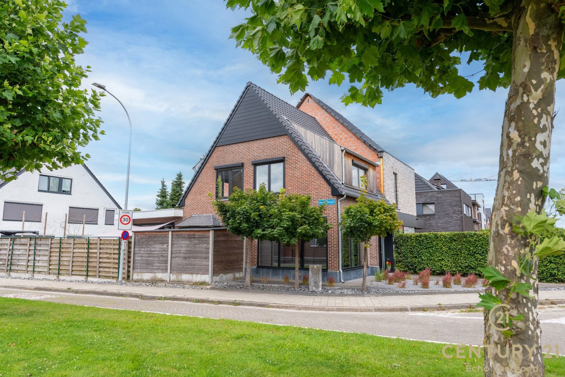 Ruime gerenoveerde hoekwoning met tuin, terras én parking! foto {{pictureIndex}}