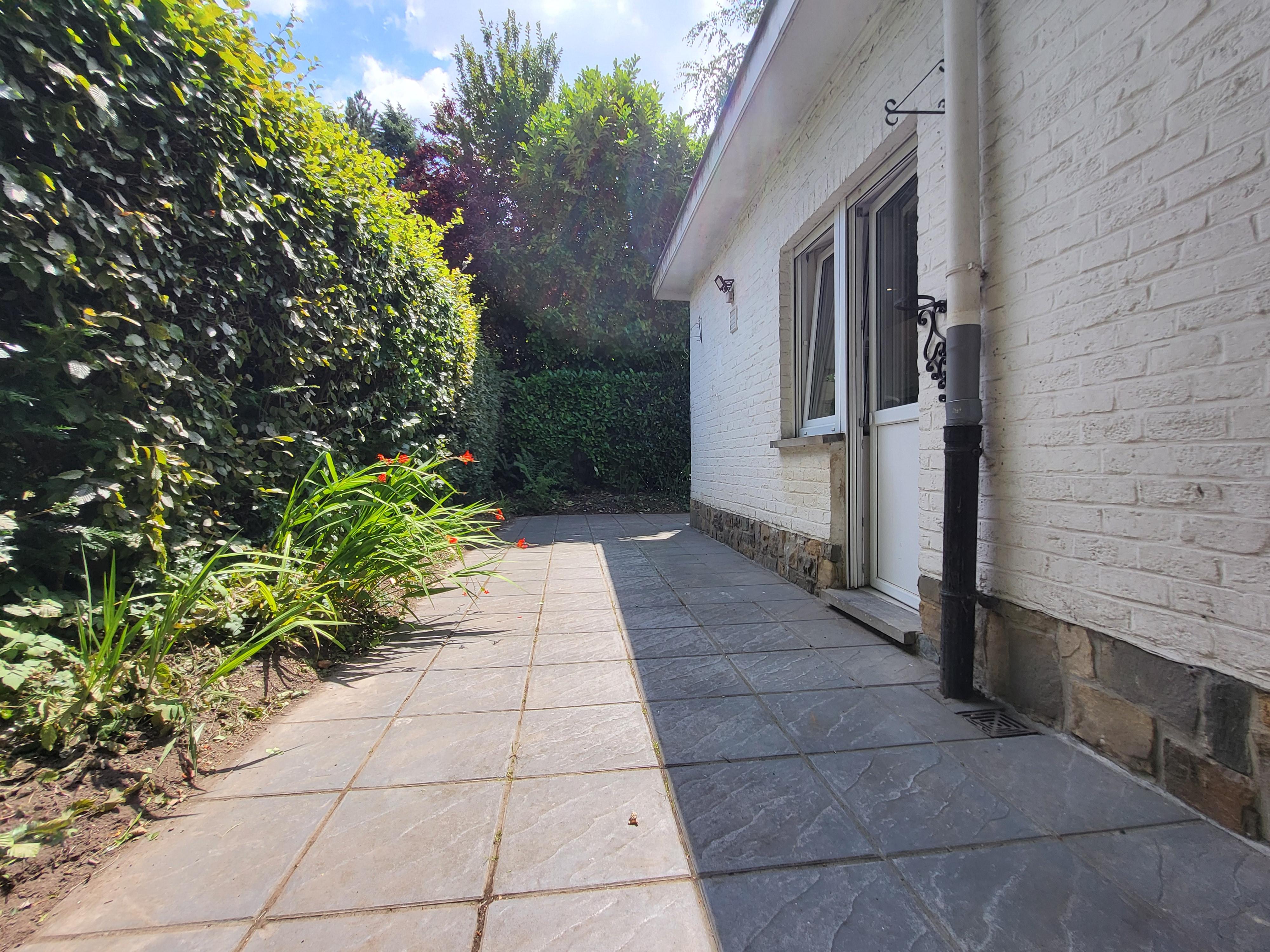Charmante open bebouwing op 286m² gelegen in het groen met garage.  foto 6