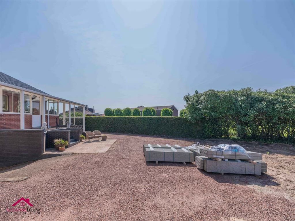 Vrijstaande, op te frissen woning foto 9