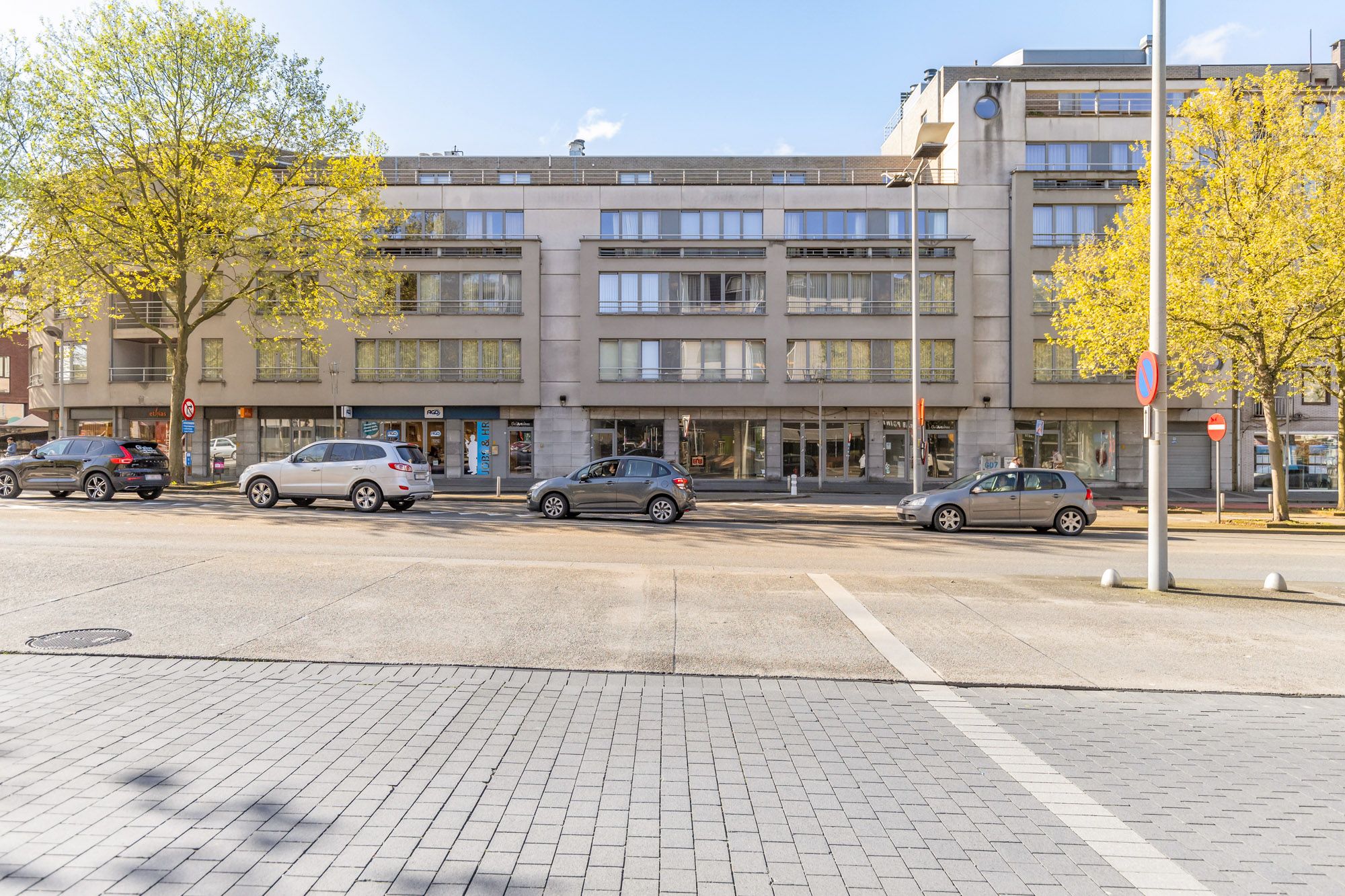 IDEALIS VASTGOED – Extra ruim handelspand (+-500m²!!!) met tal van mogelijkheden op een extra centrale, commerciële zichtlocatie te midden van het centrum in Genk foto 9