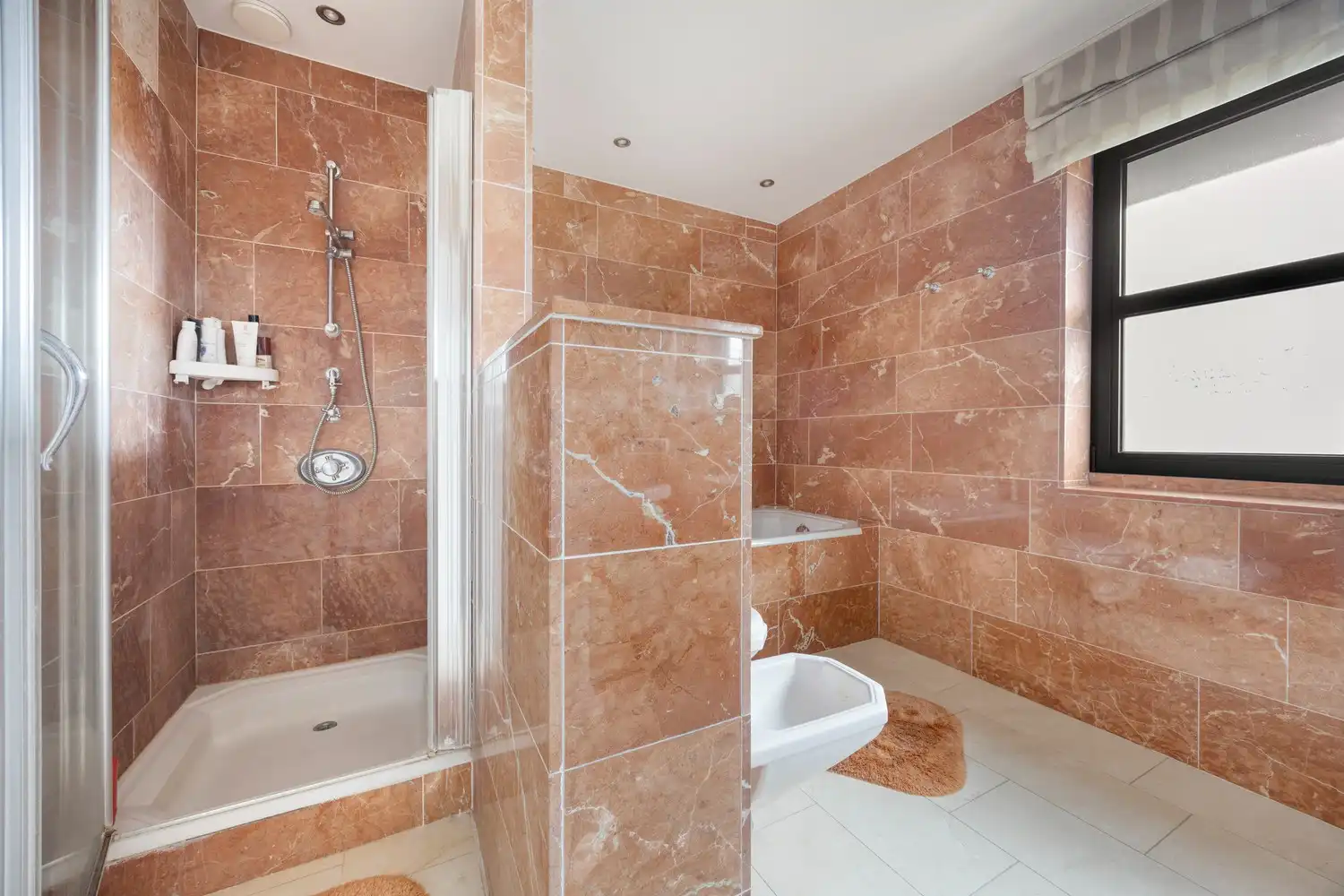 Ruime, vrijstaande woning te koop nabij het centrum van Lanaken. foto 23