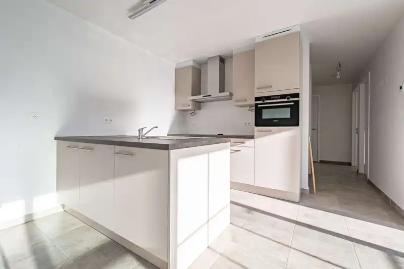 Jong, energiezuinig en modern tweeslaapkamer appartement met mooi terras op de tweede verdieping van residentie Aimé en André in hartje Waregem! foto 5