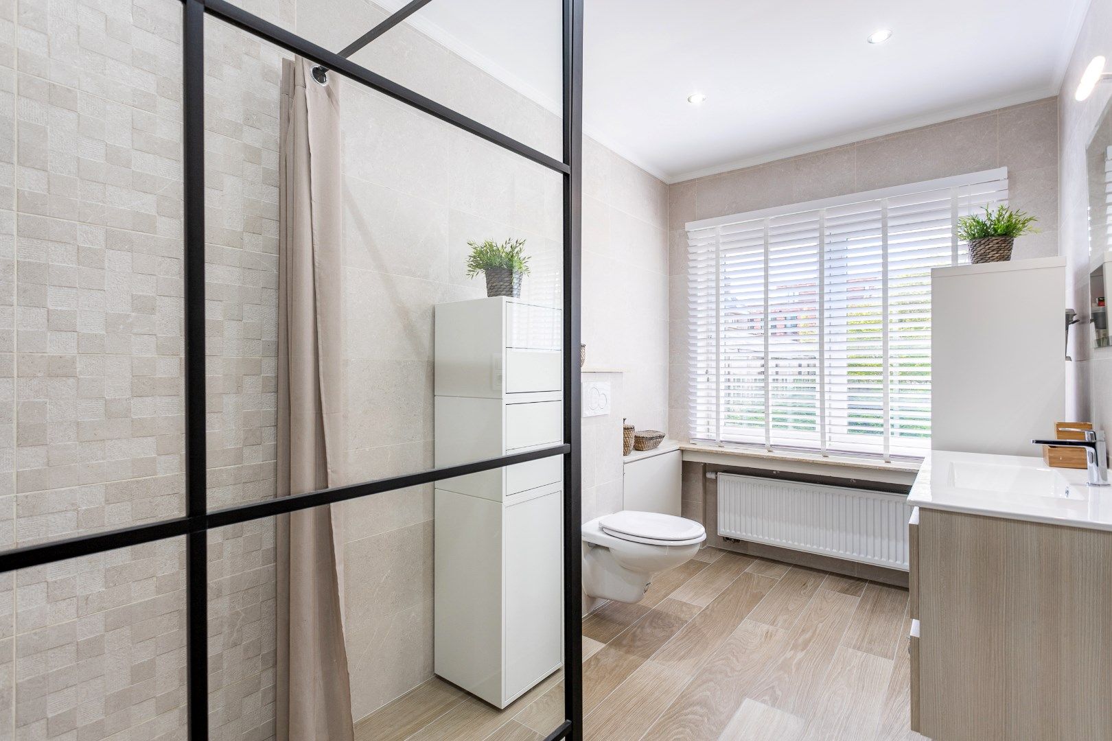 Instapklare woning te Dworp met 5 slkp., garage en tuin foto 14