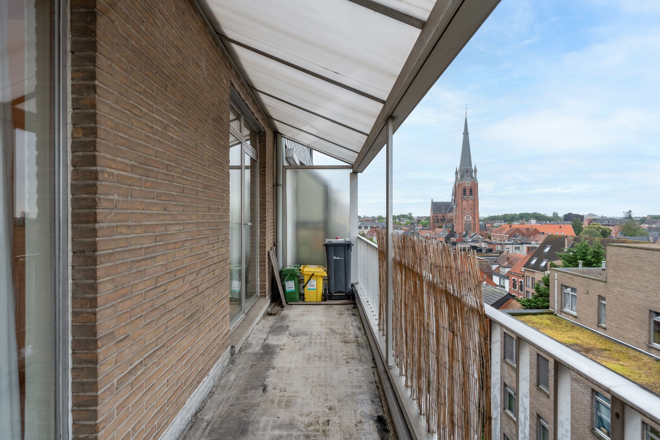 Ruim appartement met 2 slpks, 2 terrassen en autostplts. foto 17