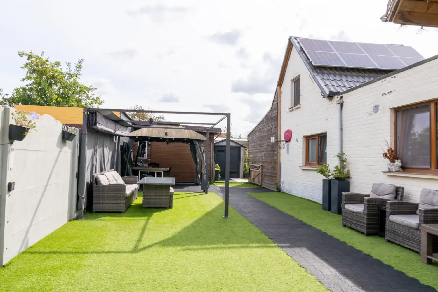 Veelzijdige halfopen bebouwing met aparte studio foto {{pictureIndex}}